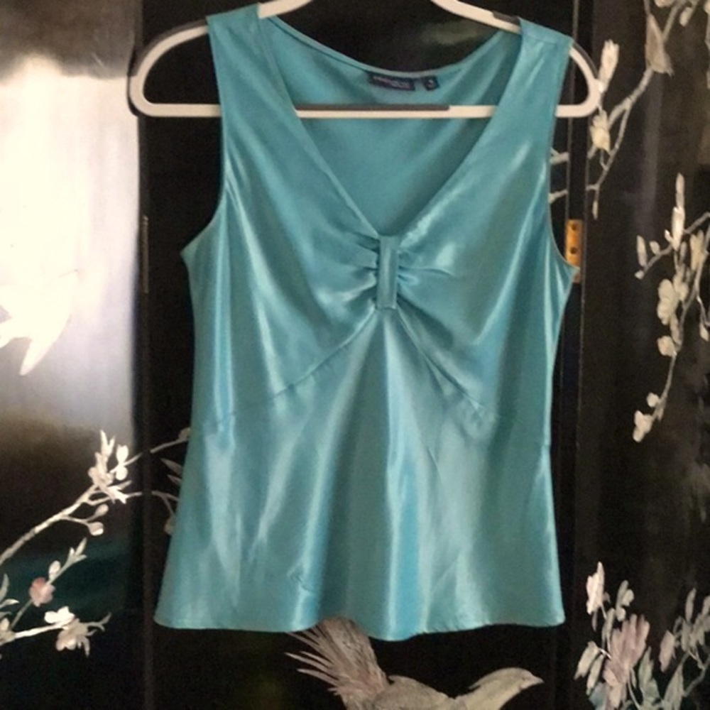 💦sleeveless satin feel top.
